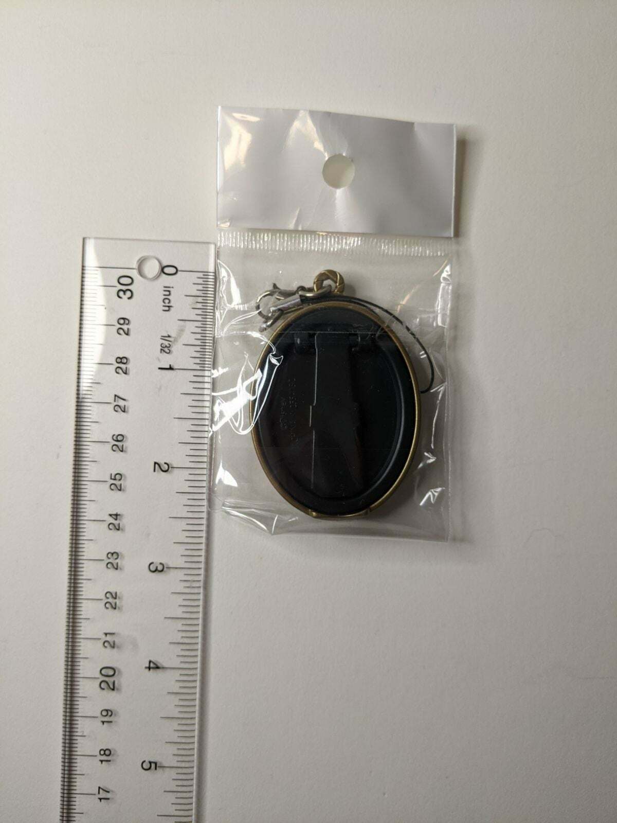 Ortho Shroud Twisted Wonderland Picture Keychain